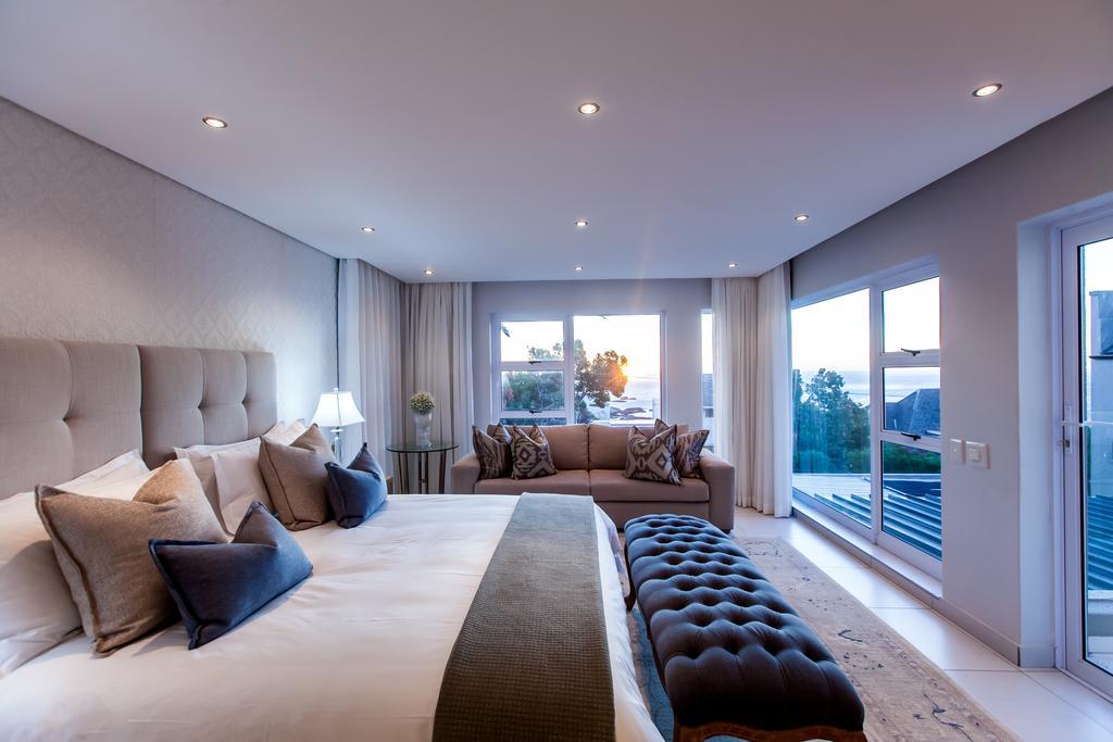 Villa On 1st Crescent *