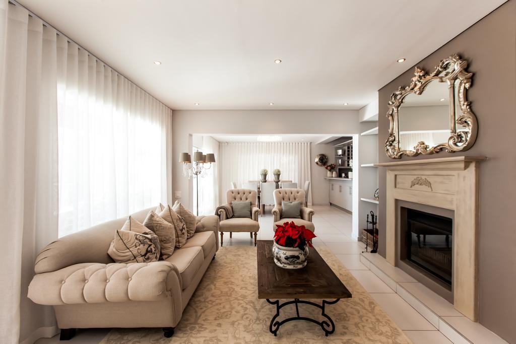 Villa On 1st Crescent *